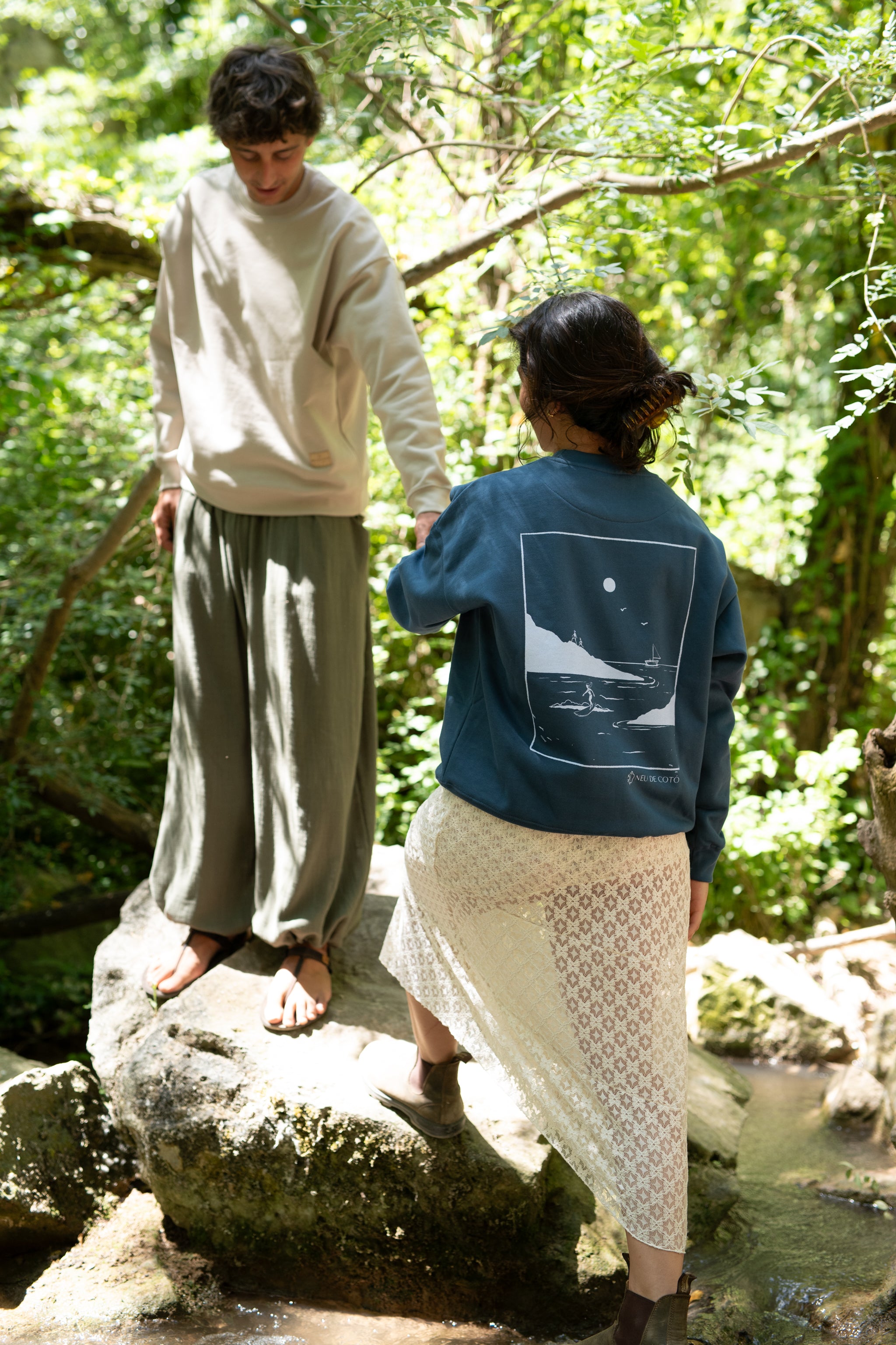 Sudadera oversized azul ilustración azul cielo