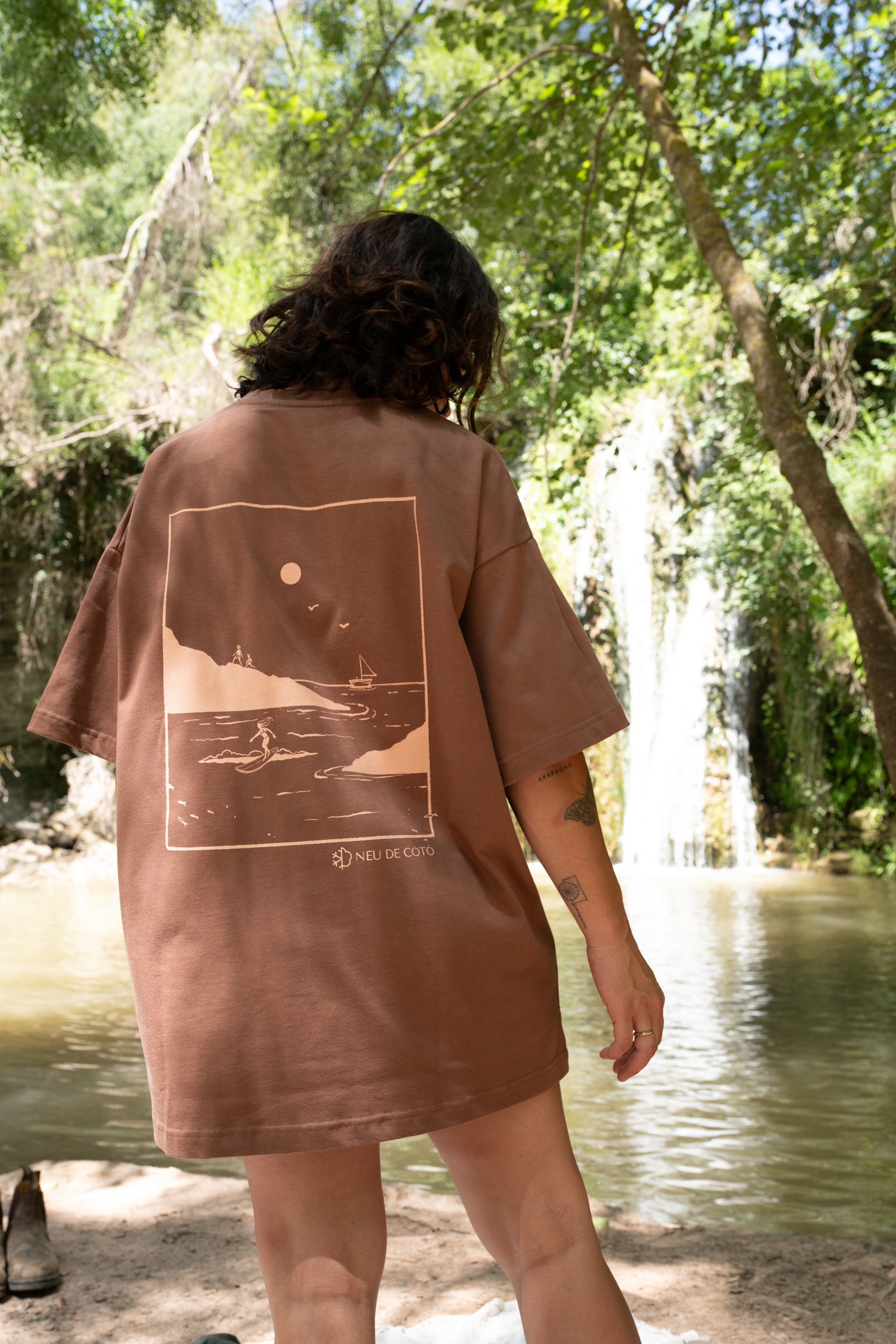 Camiseta marrón oversized ilustración melocotón