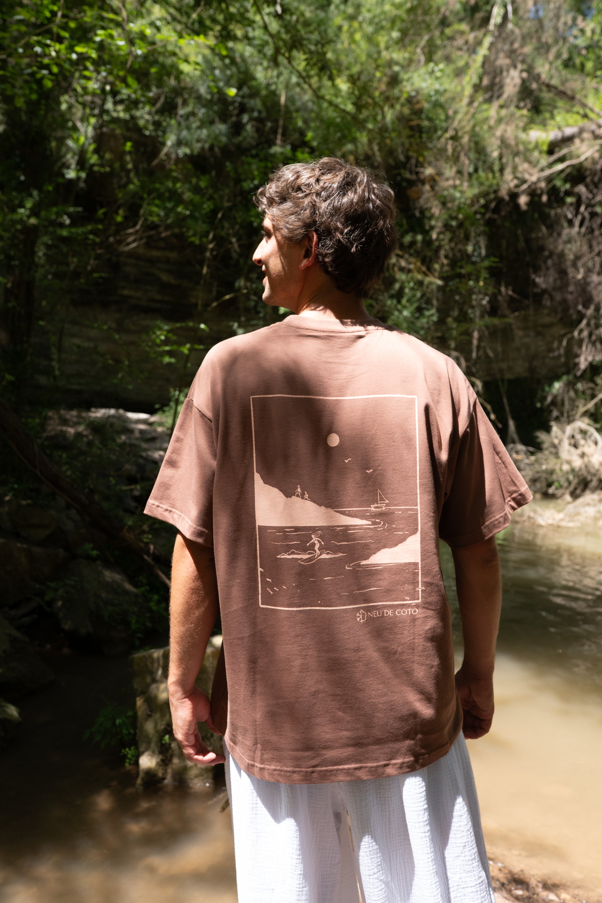 Camiseta marrón oversized ilustración melocotón