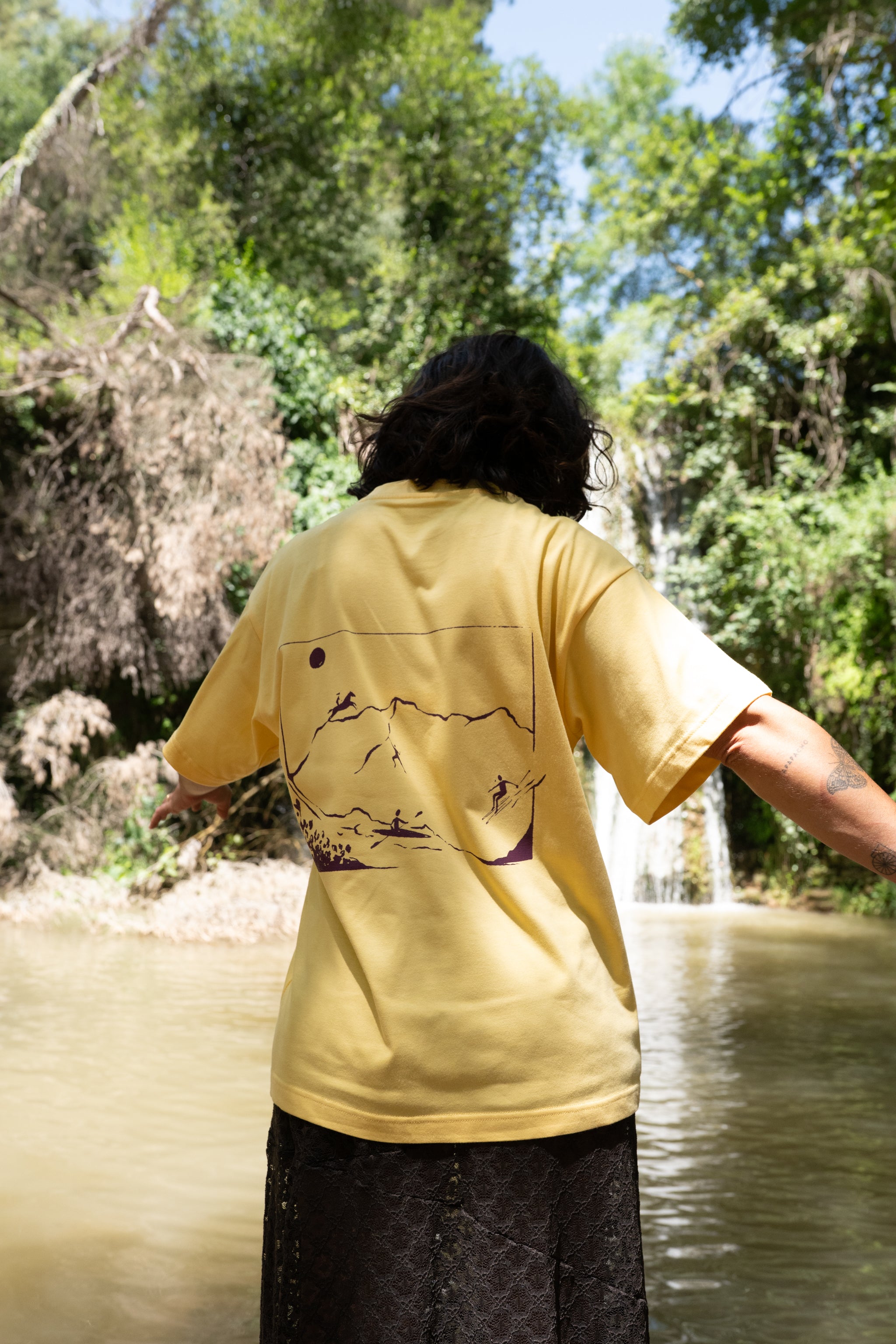Camiseta amarilla oversized serigrafía lila