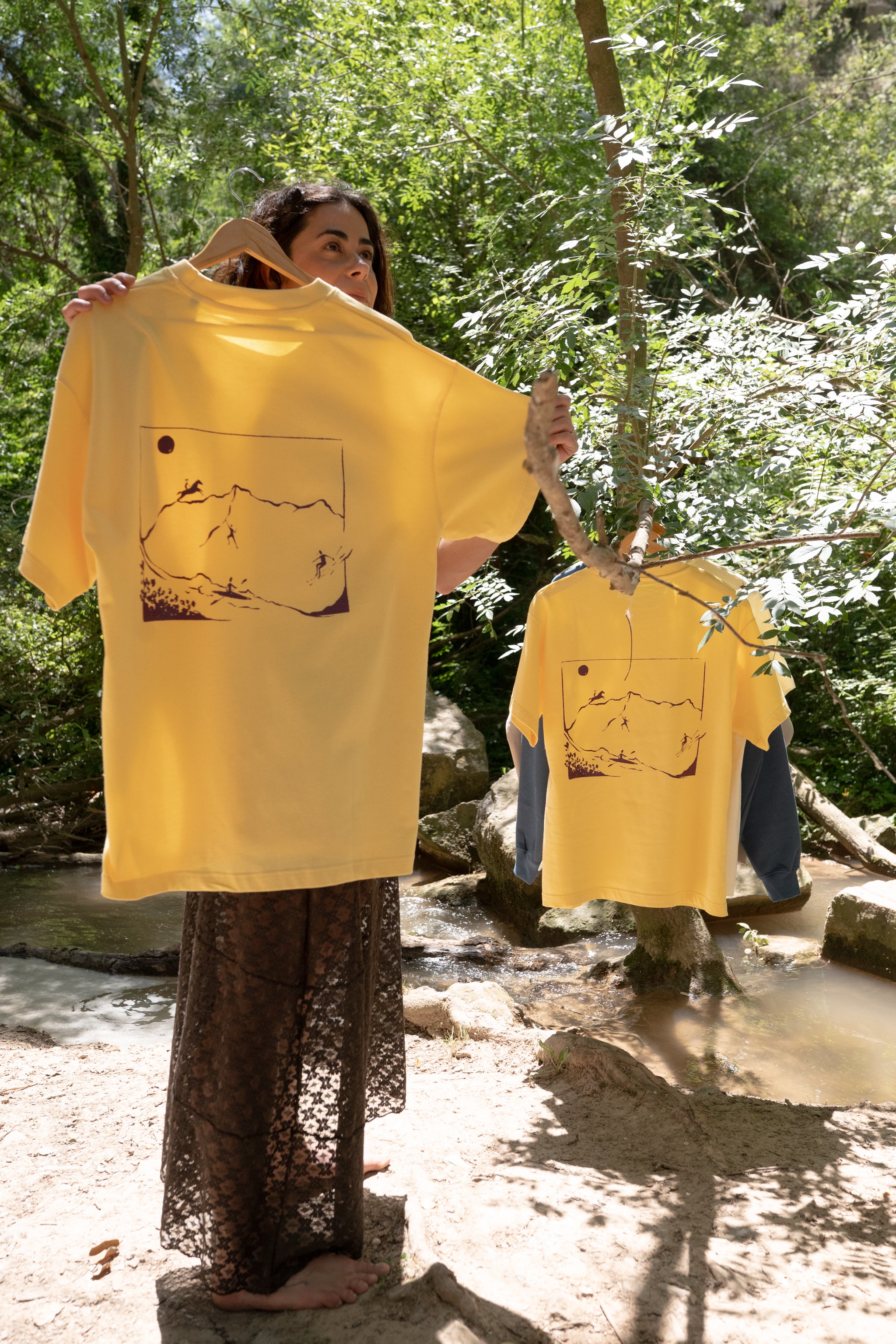 Camiseta amarilla oversized serigrafía lila