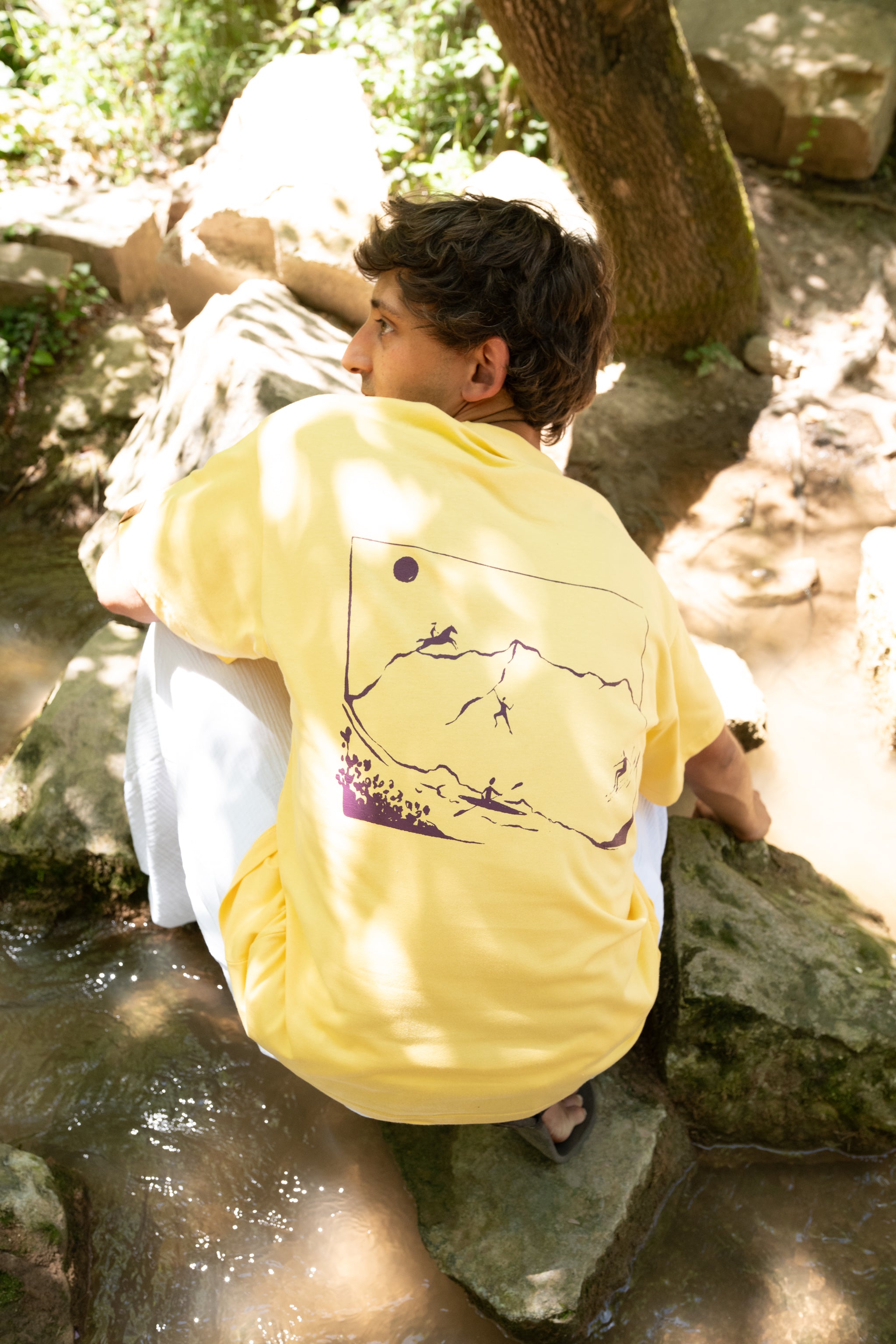 Camiseta amarilla oversized serigrafía lila