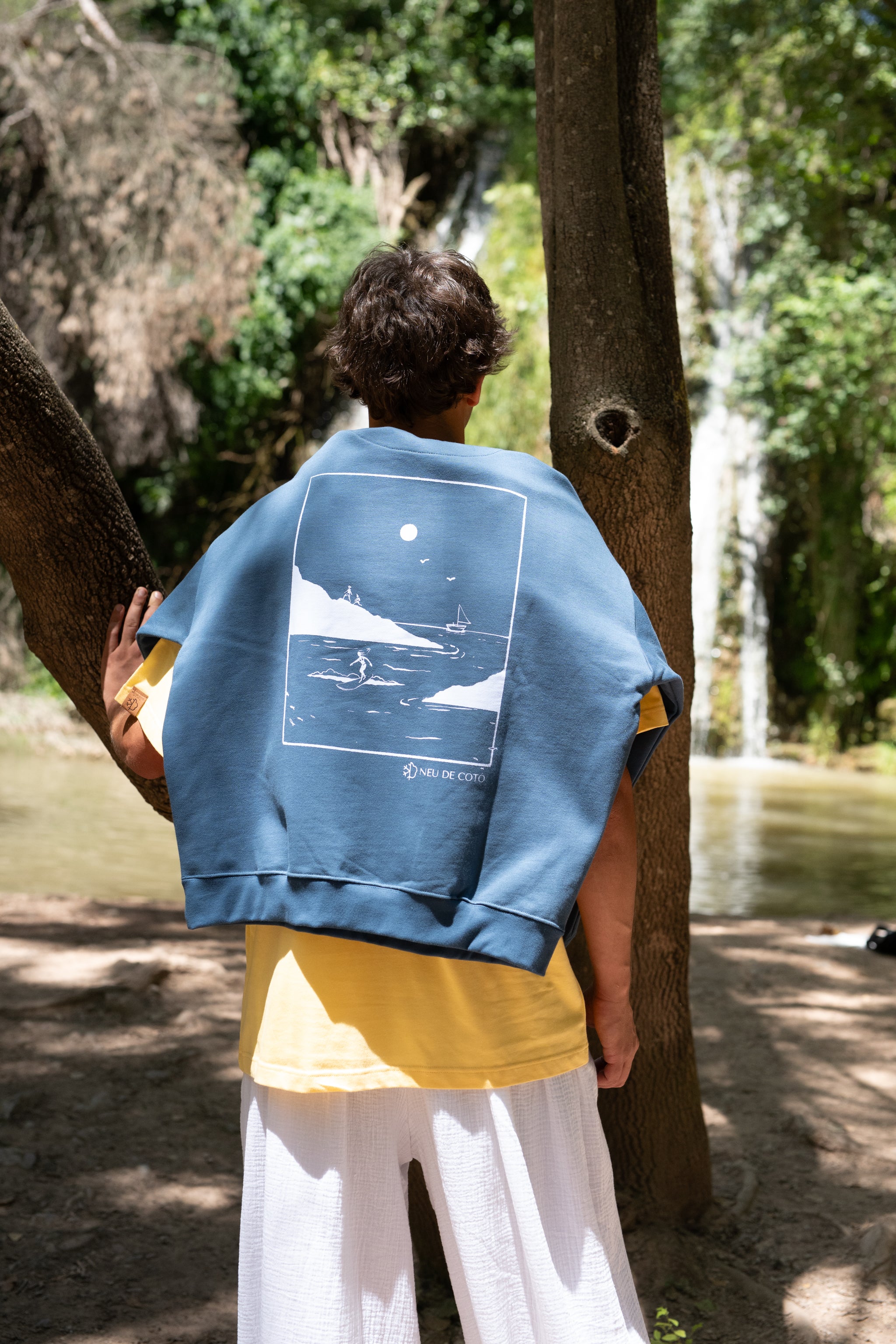 Sudadera oversized azul ilustración azul cielo