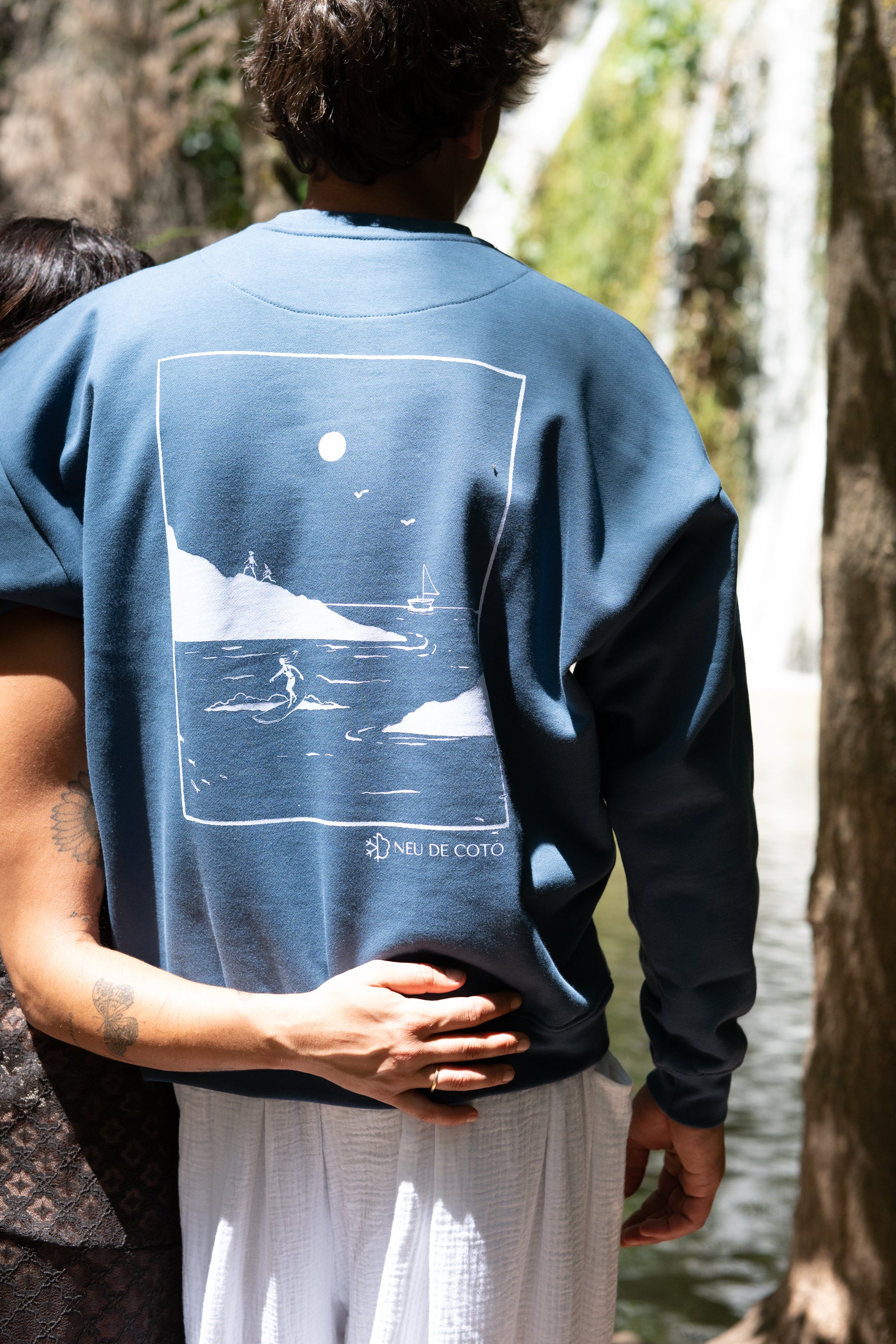 Sudadera oversized azul ilustración azul cielo
