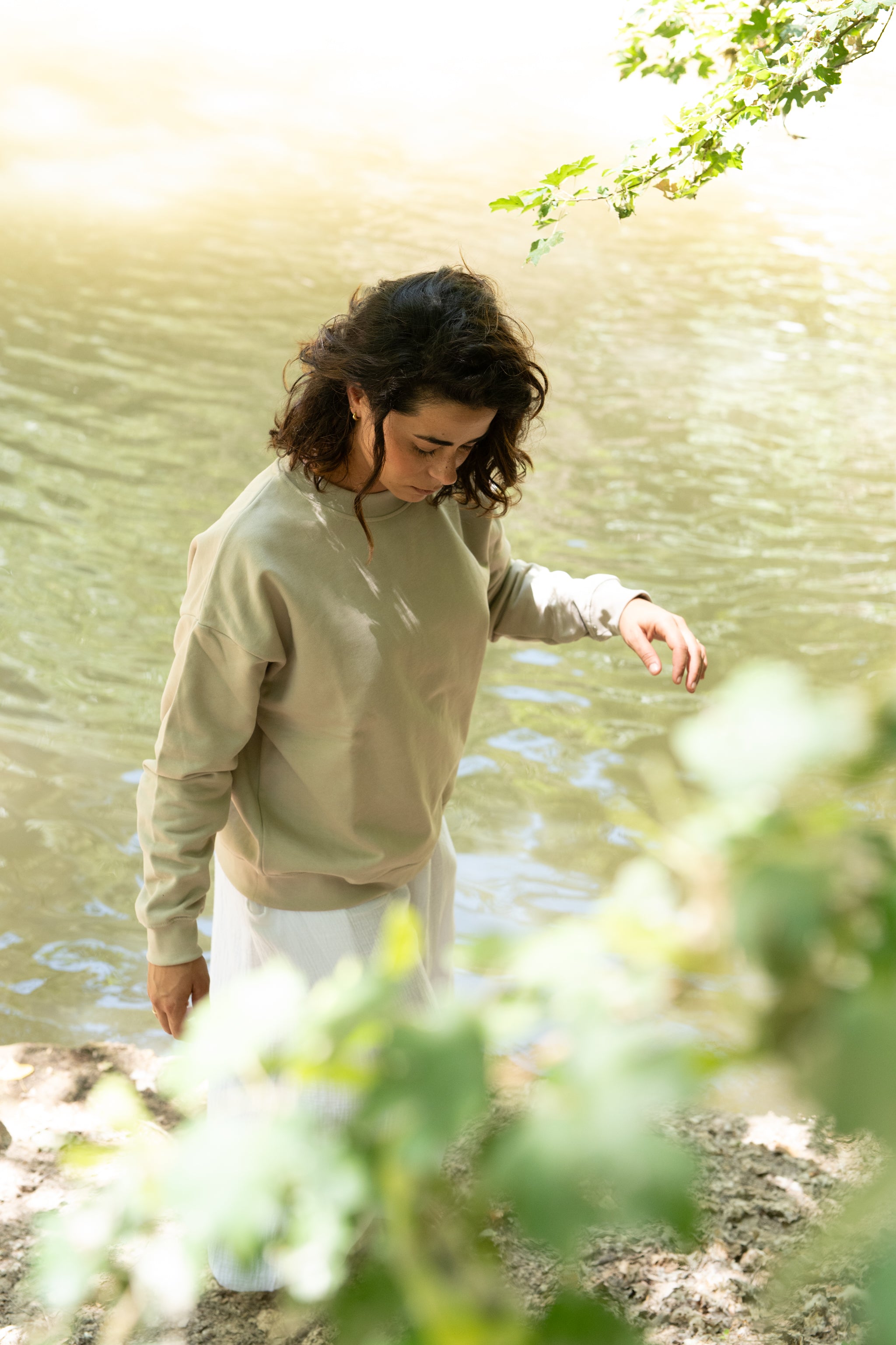 Sudadera oversized beige ilustración amarilla