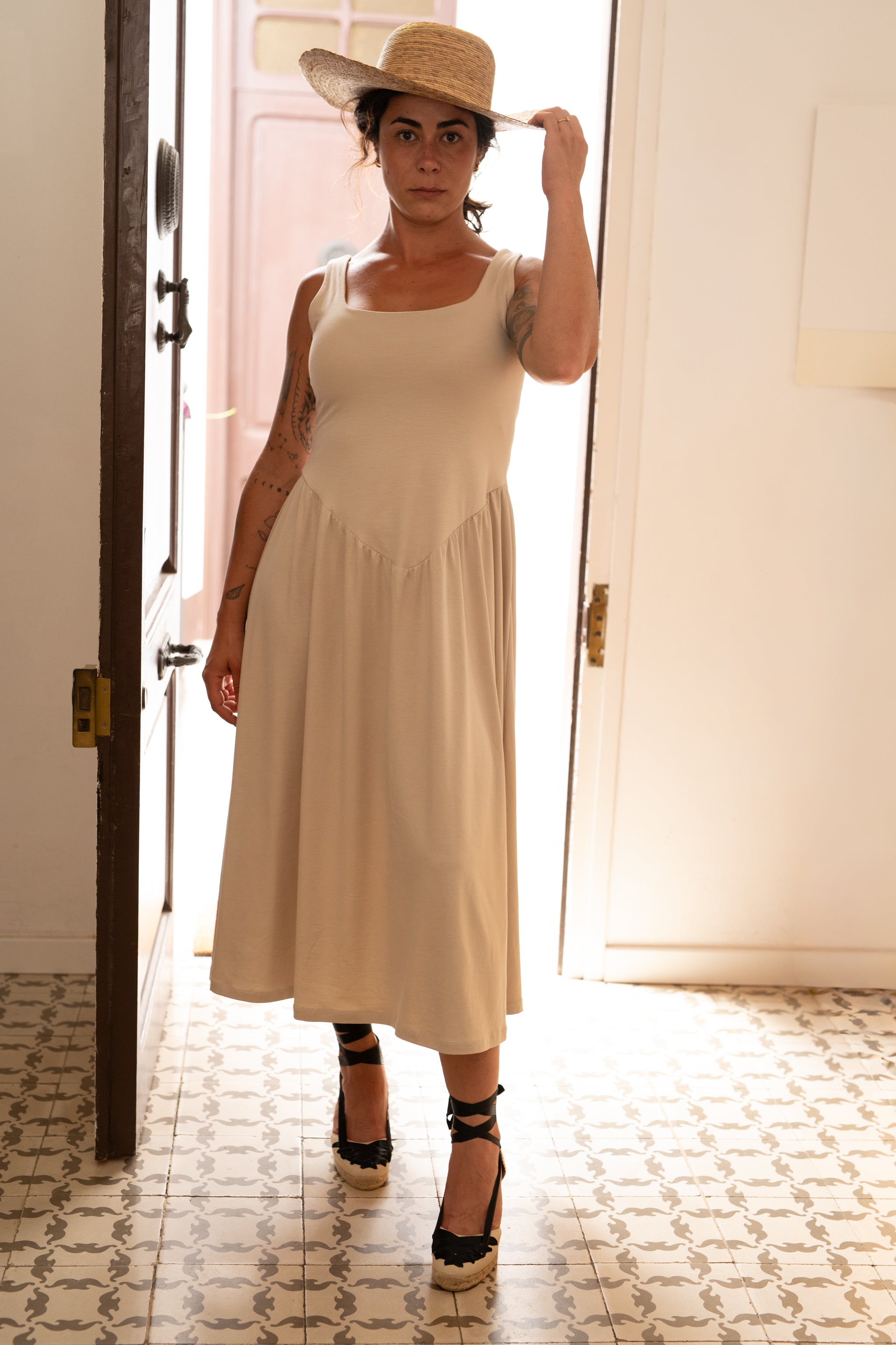 Vestit llarg frunzit blanc trencat