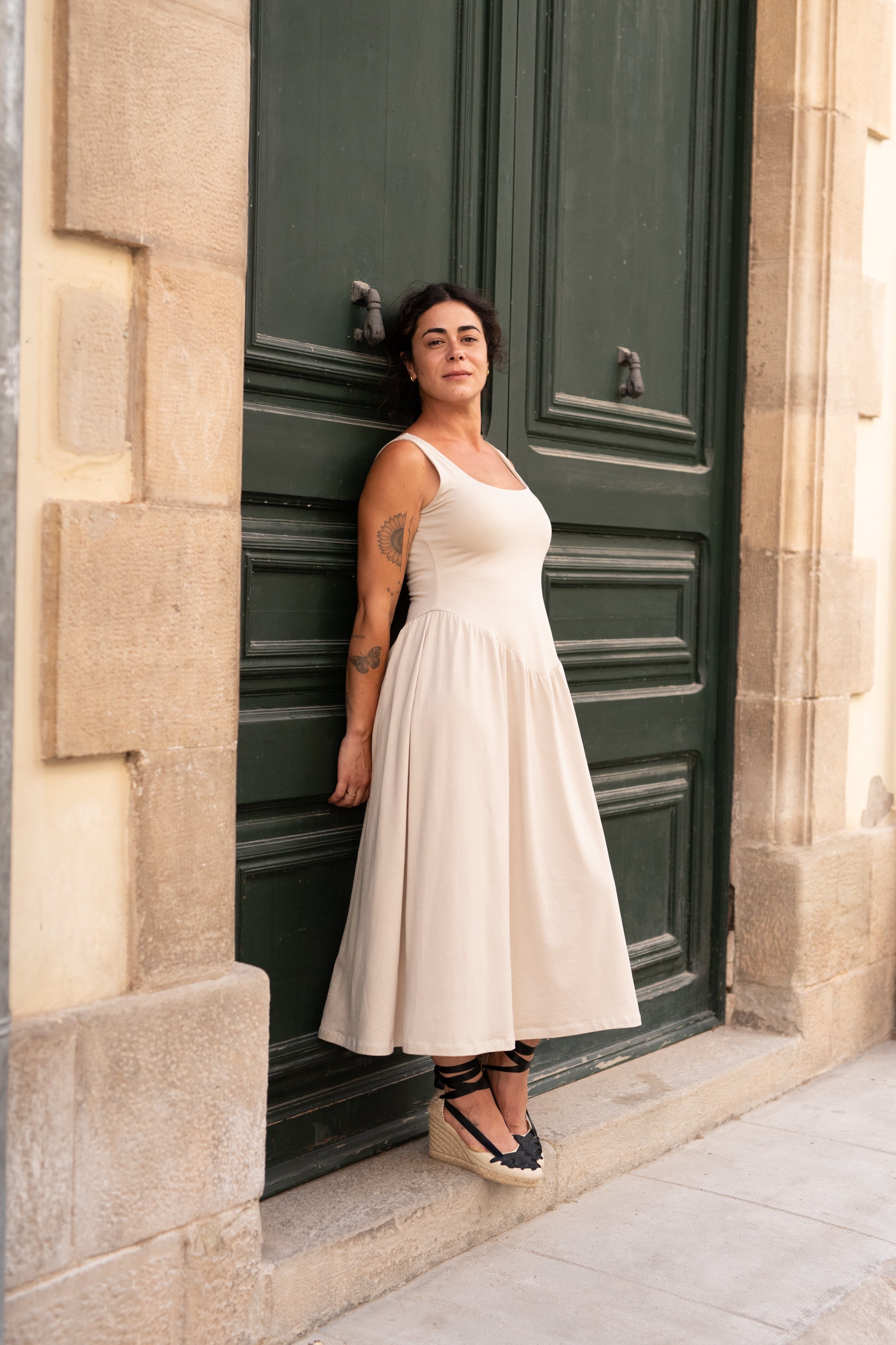 Vestit llarg frunzit blanc trencat