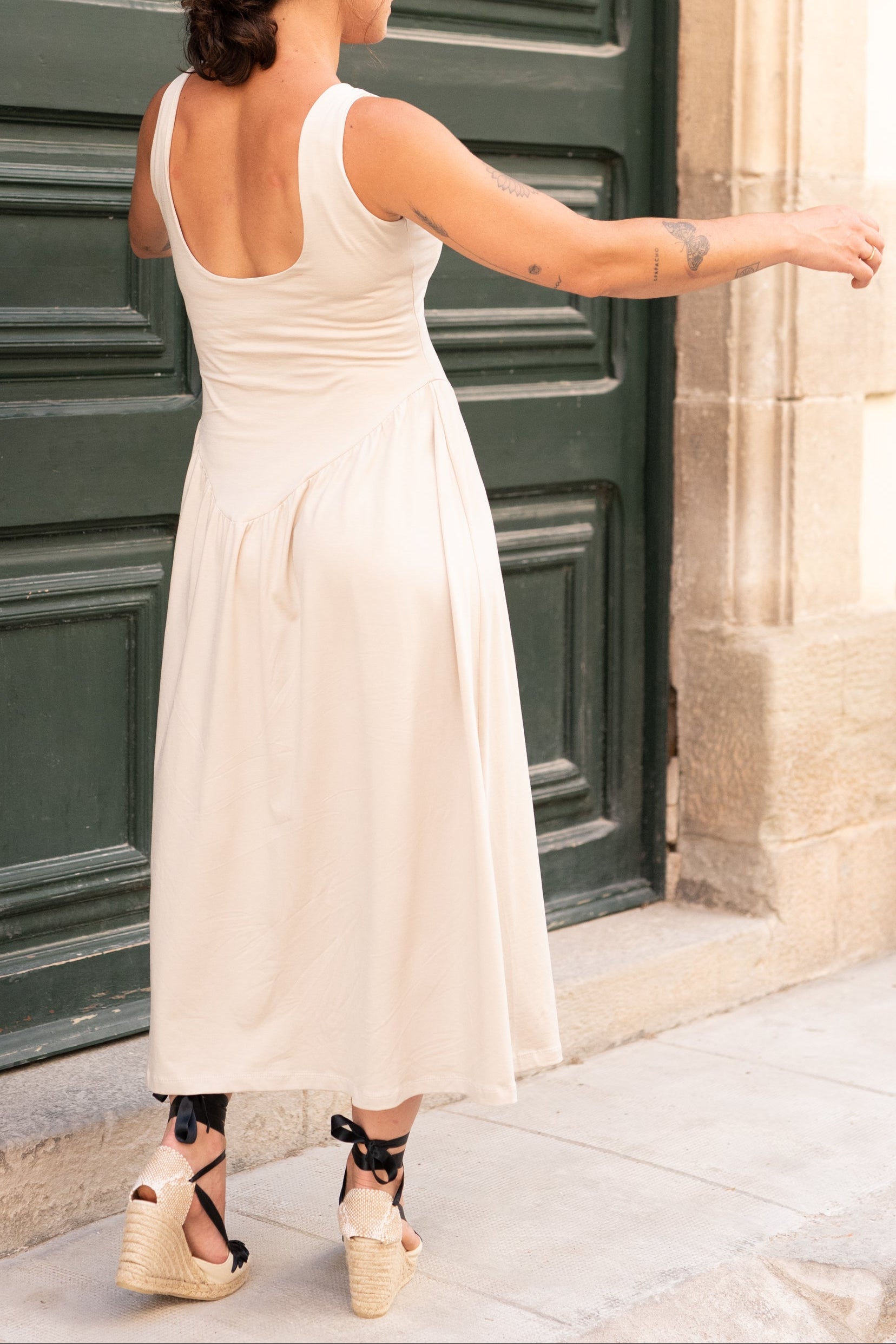 Vestit llarg frunzit blanc trencat