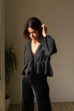 Camisa volante negra