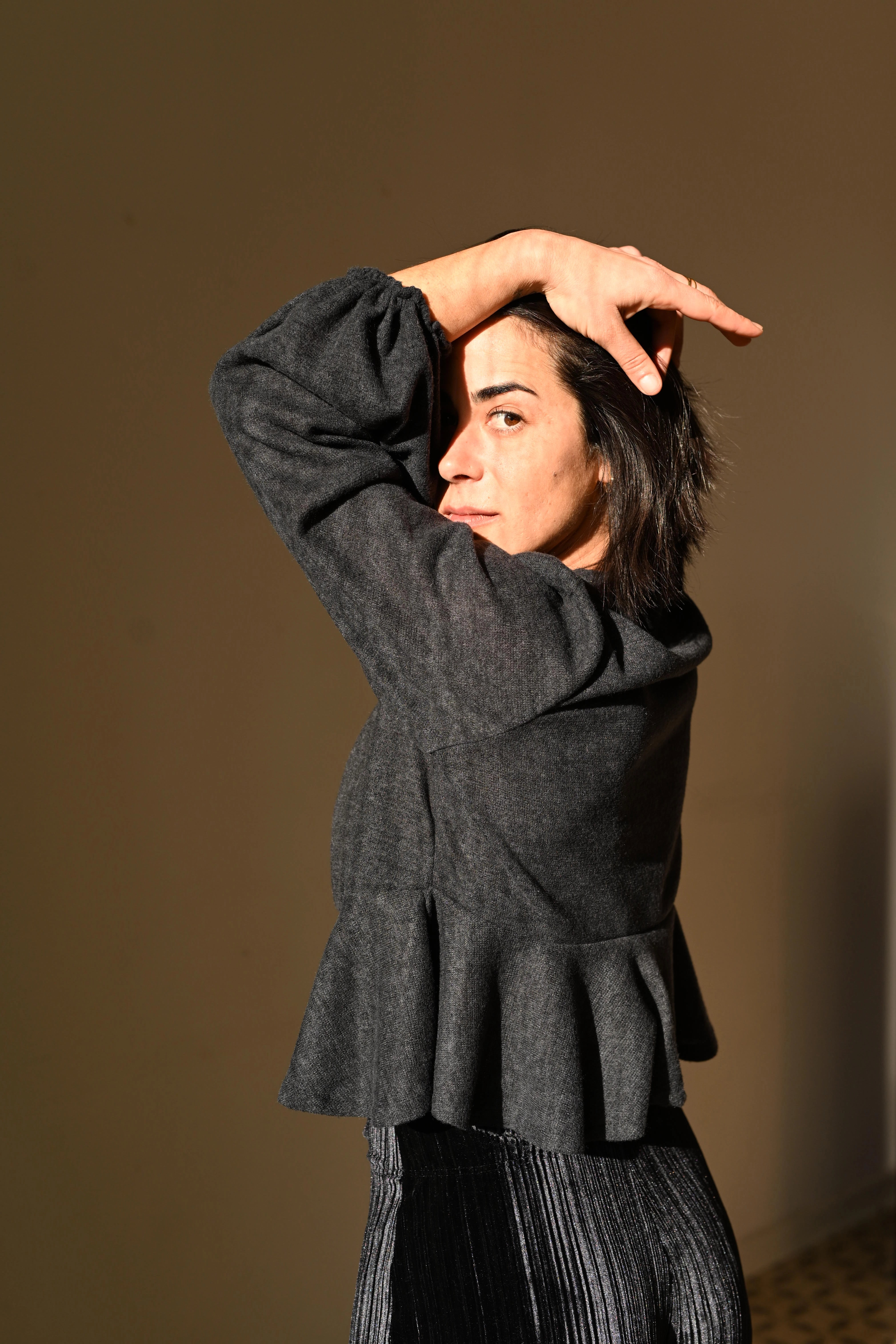 Camisa volante negra