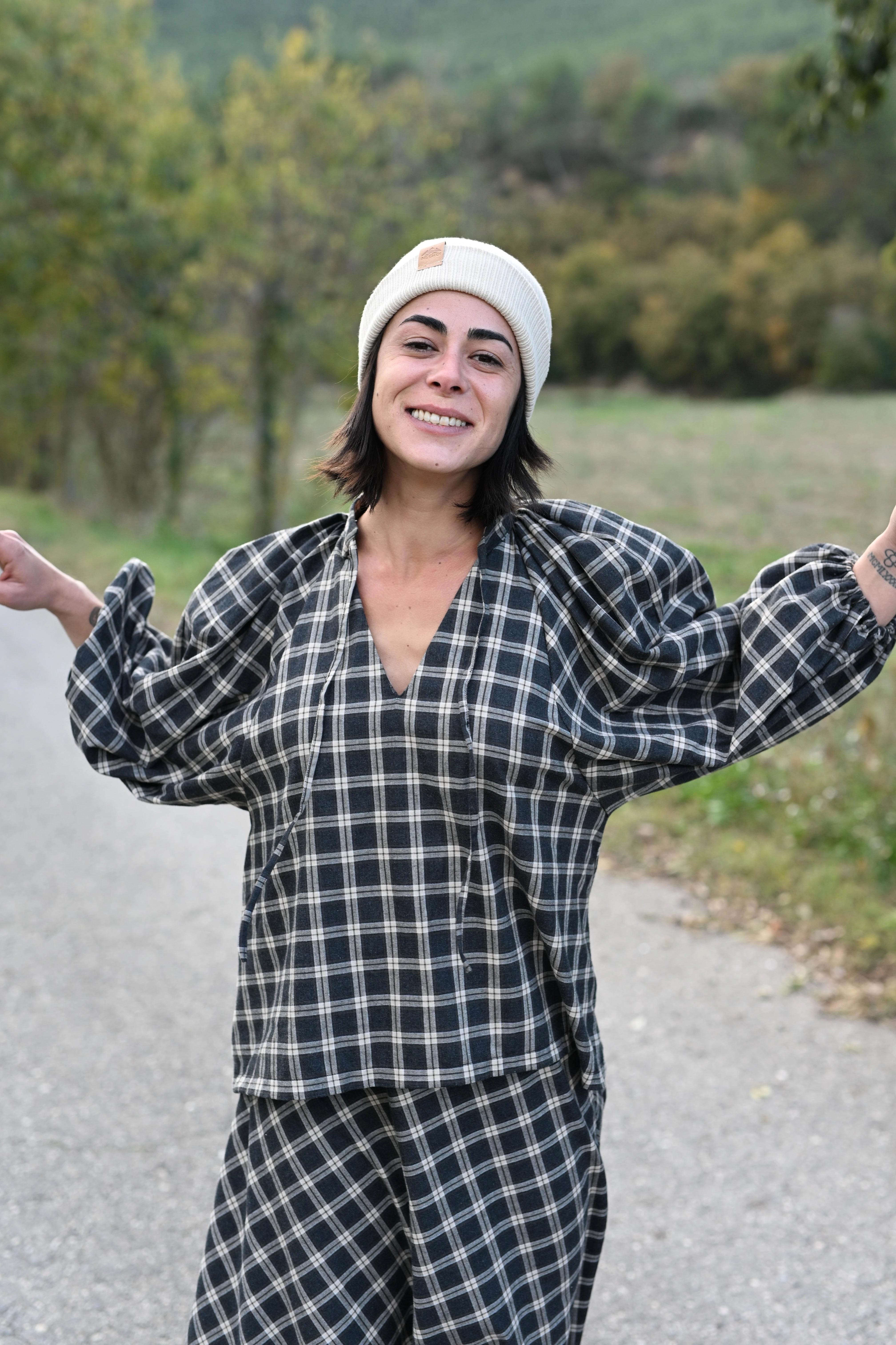 Blusa abullonada cuadros gris